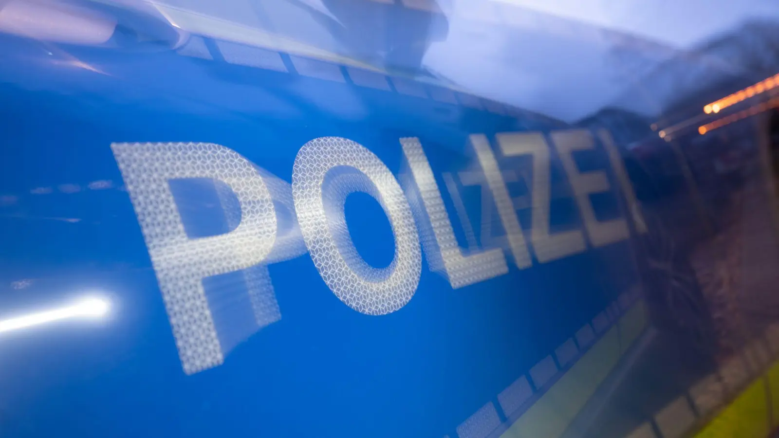 Unbekannte setzen Mülleimer auf dem Pausenhof der Hans-Sauer-Grundschule in Brand. Polizei sucht Zeugen. (Symbolbild: Marijan Murat/dpa)