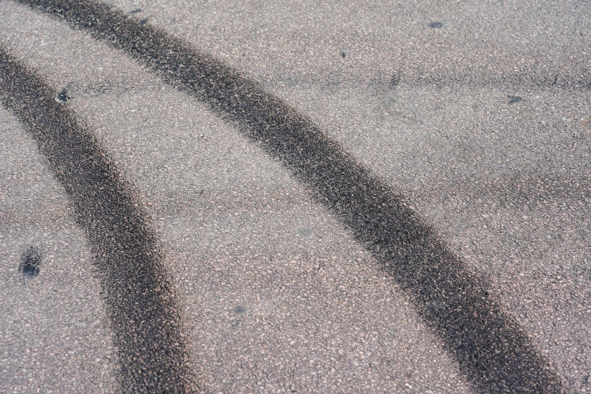 Ein 29-Jähriger hat nach einem Unfall bei Weiden seinen BMW abgestellt und die Unfallstelle verlassen. Zwischen Abstellort und Unfallstelle fand die Polizei mehrere sogenannte „Donuts“.  (Symbolbild: Peter Endig)