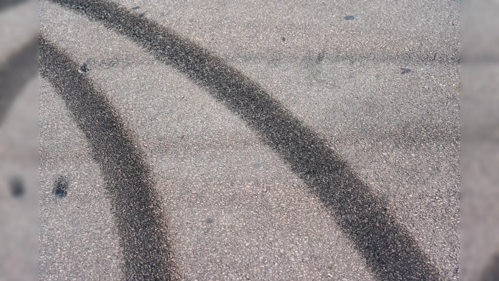 Ein 29-Jähriger hat nach einem Unfall bei Weiden seinen BMW abgestellt und die Unfallstelle verlassen. Zwischen Abstellort und Unfallstelle fand die Polizei mehrere sogenannte „Donuts“.  (Symbolbild: Peter Endig)