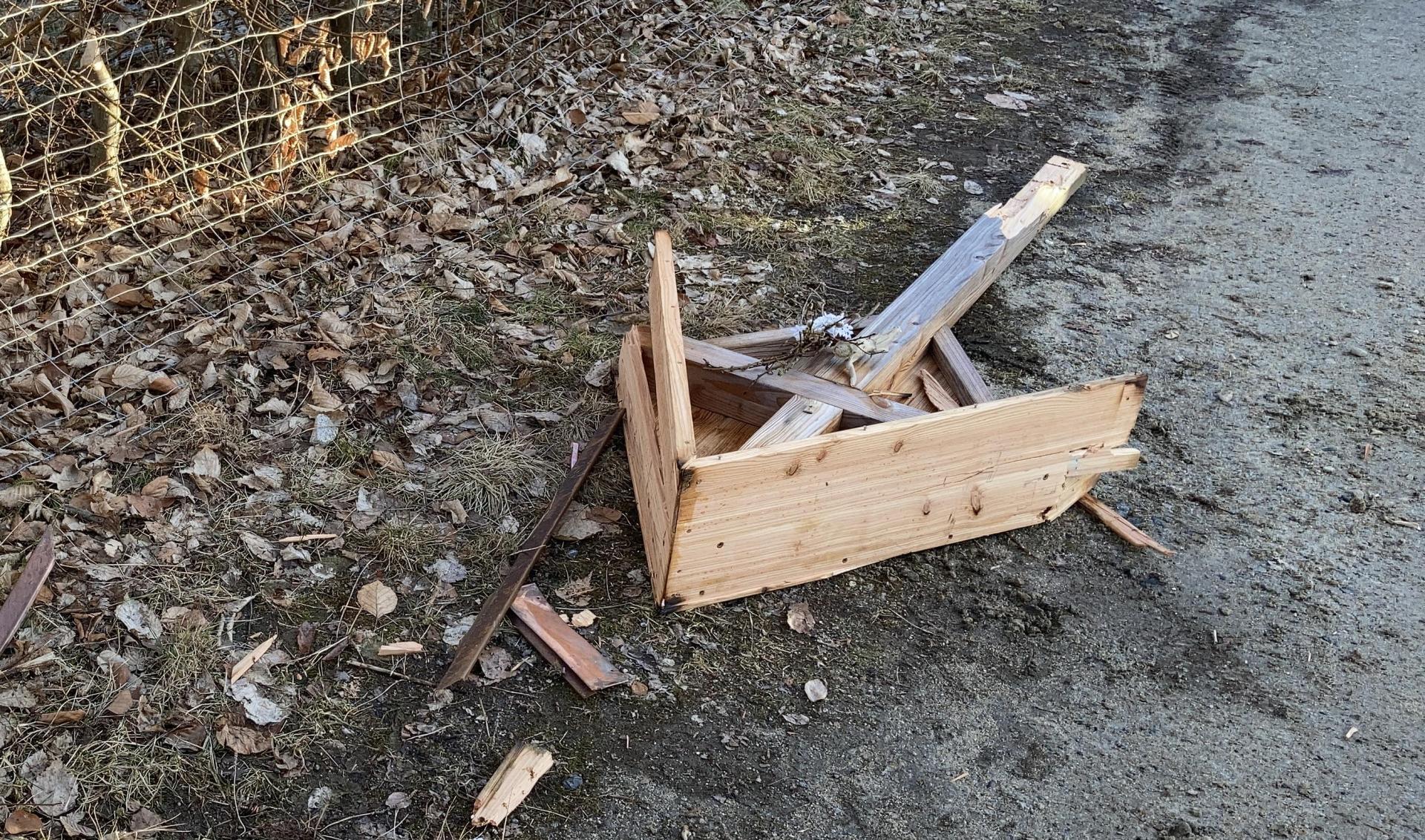 Kupferdiebe beschädigen ein Holzkreuz im Johannisthal.  (Bild: Polizeiinspektion Neustadt/WN)