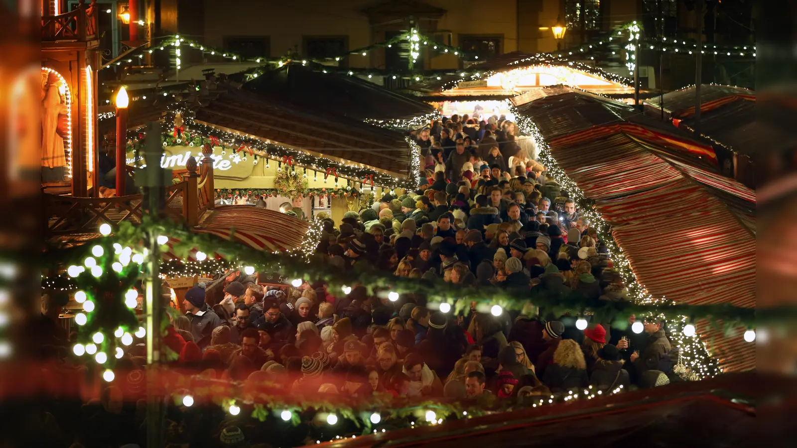 In Augsburg soll ein 37-Jähriger einen Anschlag auf den Weihnachtsmarkt geplant haben.  (Symbolbild: Karl-Josef Hildenbrand)