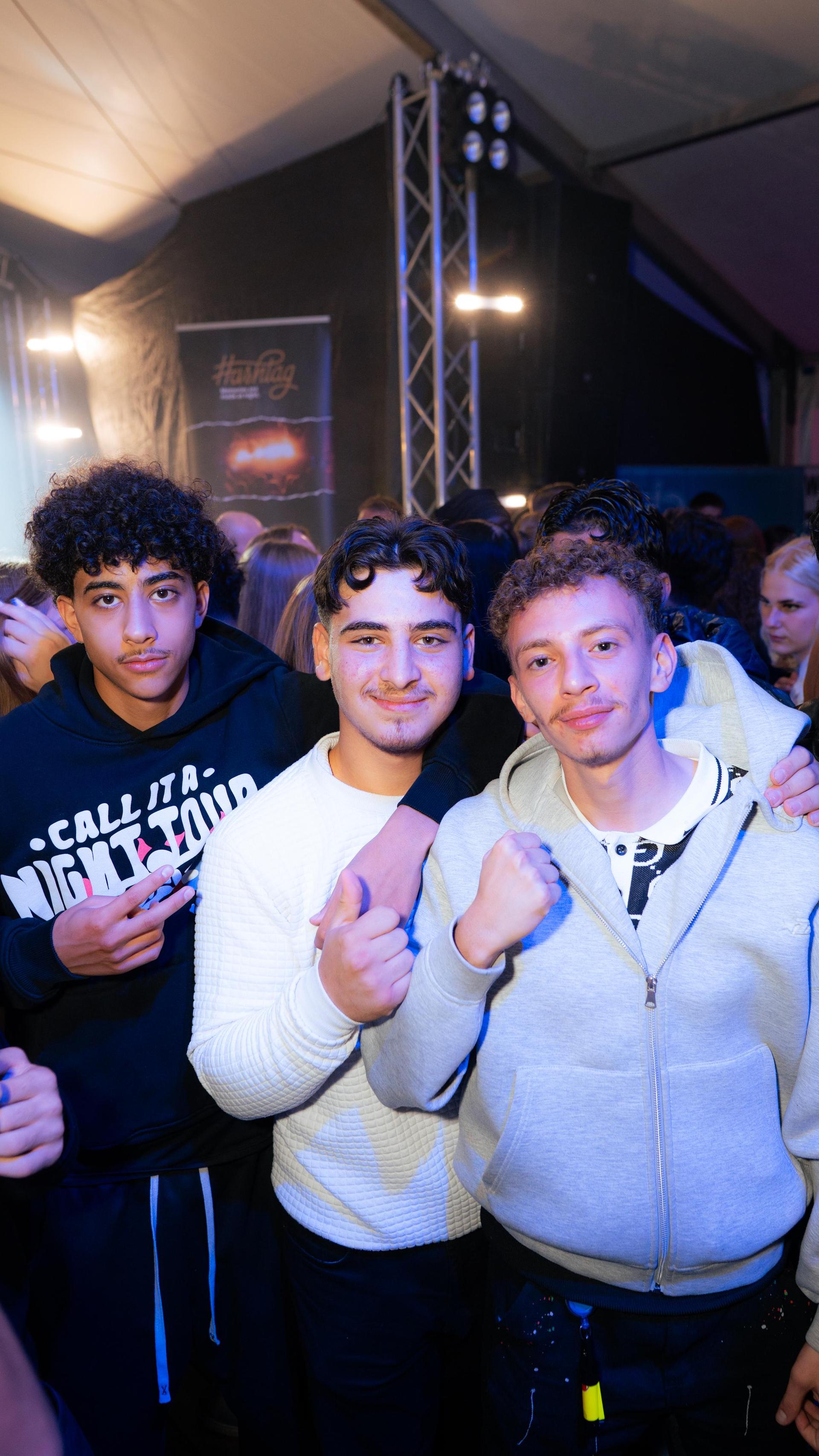 DJ Dollar Bill heizt das Festzelt ein. (Bild: Hannes Stock)