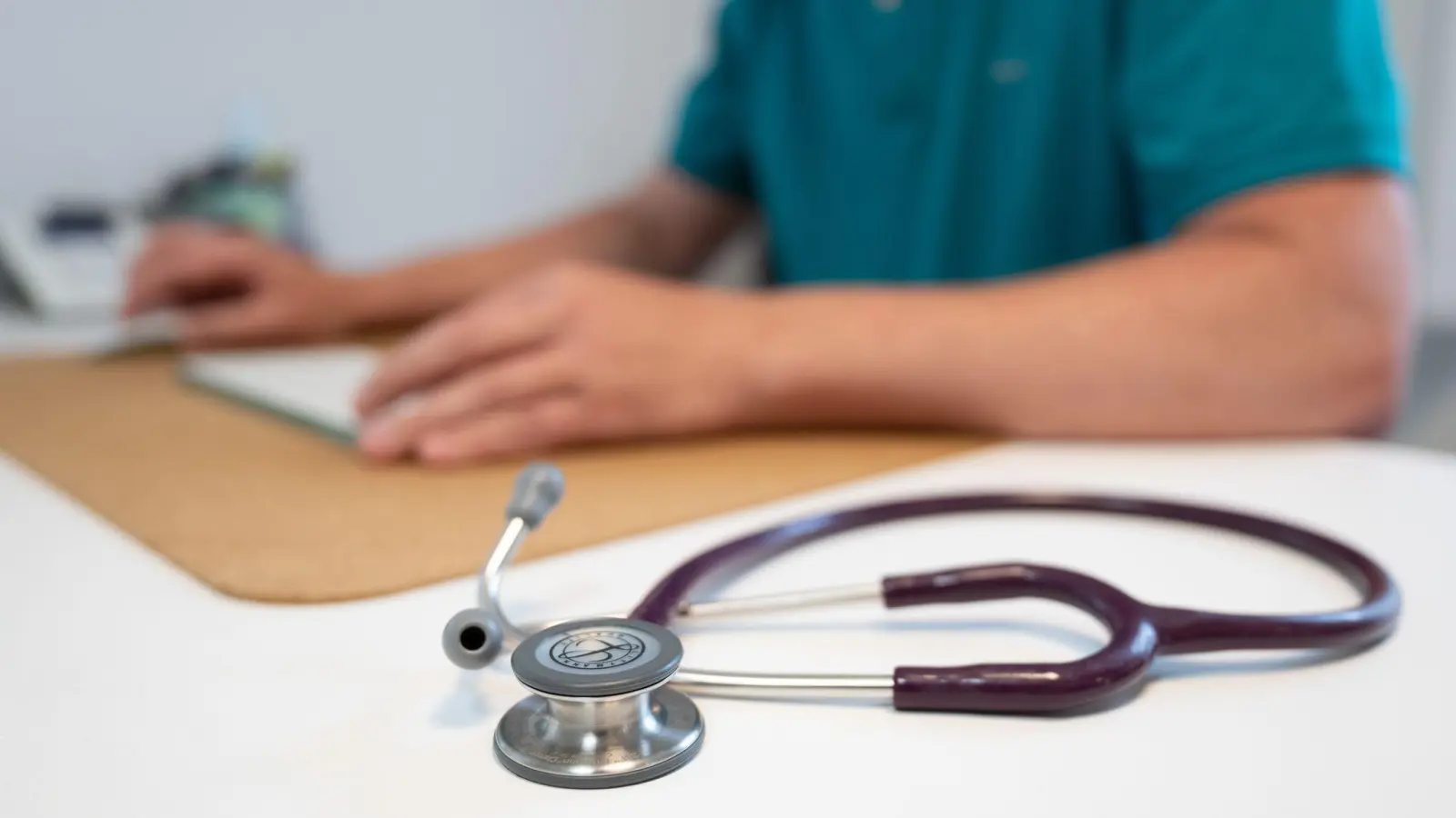 Bald startet am Landgericht in Weiden der Prozess gegen einen ehemaligen Mitarbeiter einer Arztpraxis, der einen Patienten mutmaßlich vergewaltigt und mehrfach sexuell genötigt haben soll. (Symbolbild: Sebastian Kahnert /dpa)