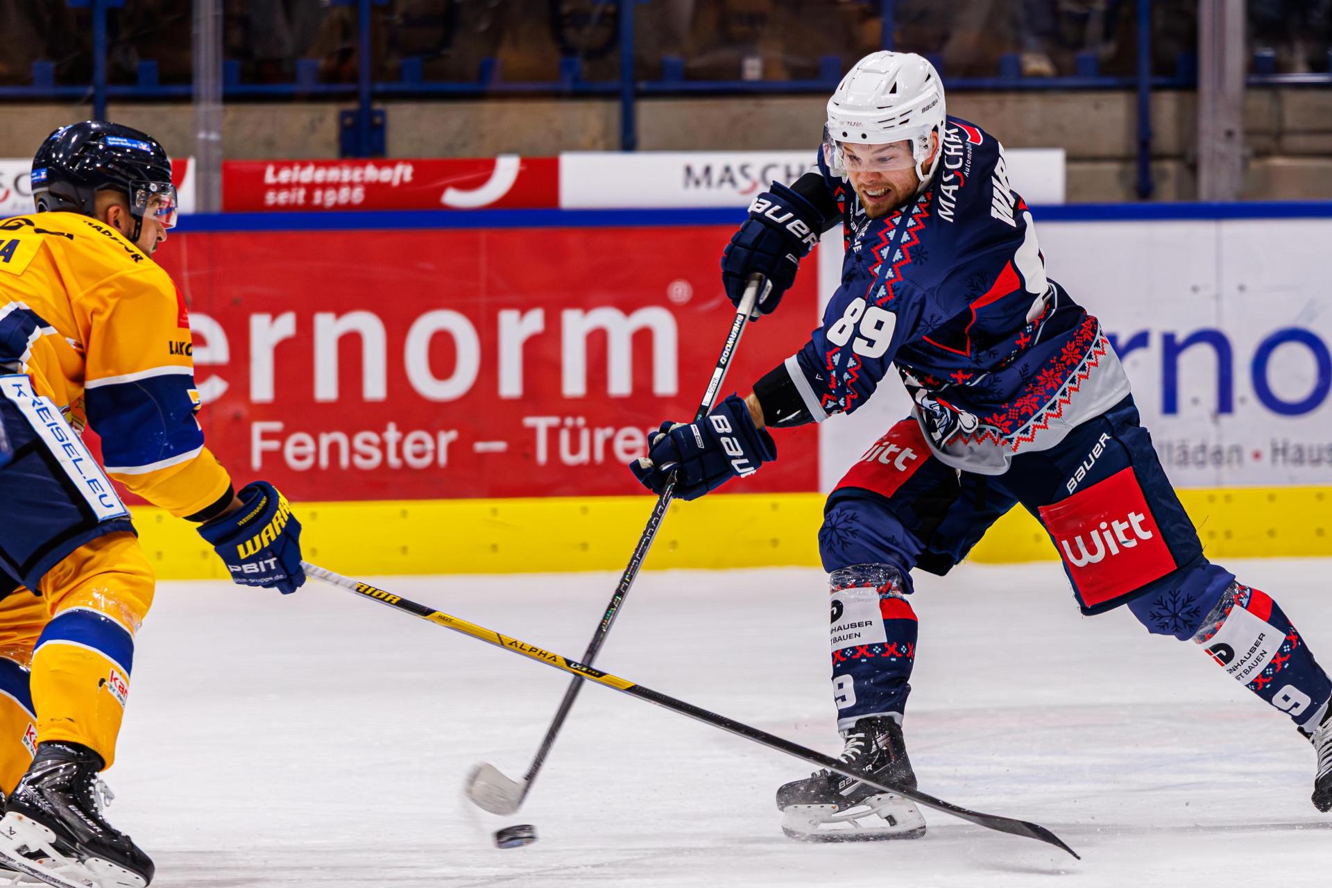 Er wurde sehnlichst zurückerwartet und gefiel bei seinem Comeback gleich mit einem Treffer: Tyler Ward (rechts) geht nach Verletzungspause wieder auf Torejagd für die Blue Devils Weiden. (Bild: Werner Moller)