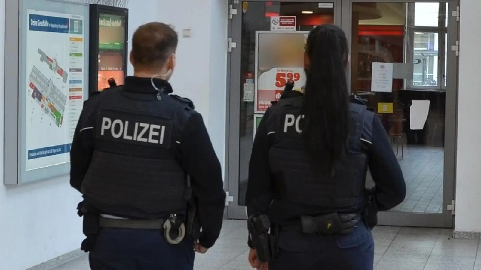 Bundespolizisten kontrollieren am Hauptbahnhof Regensburg einen 18-jährigen Mann und stellen Drogenkonsum fest. (Symbolbild: Bundespolizei)