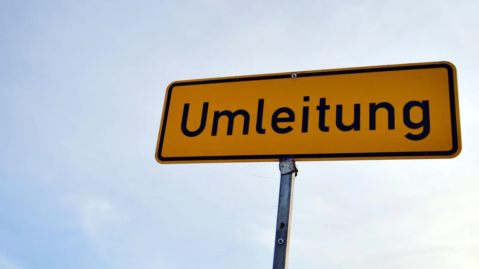 Am Donnerstag beeinträchtigen Leitungsarbeiten den Verkehr an der Autobahnanschlussstelle Windischeschenbach.  (Symbolbild: Marc Tirl/dpa)