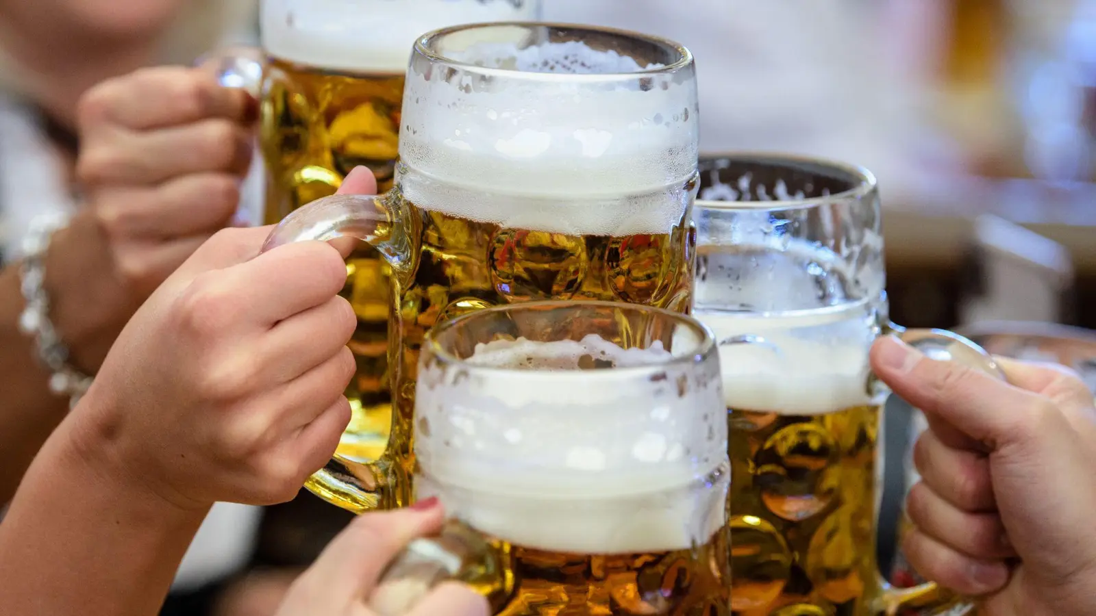 Gesetzlich ist der Konsum für Alkohol bei 14- und 15-Jährigen bisher tatsächlich erlaubt, wenn ein Erziehungsberechtigter dabei ist. Nach der Gesundheitsministerkonferenz beschäftigt sich auch der Bundesrat mit einem Antrag, das künftig zu verbieten. (Symbolbild: Matthias Balk/dpa)