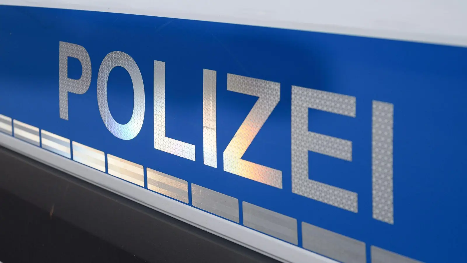Den Führerschein des 22-Jährigen habe man zunächst nicht sicherstellen können. (Symbolbild: Daniel Vogl/dpa)