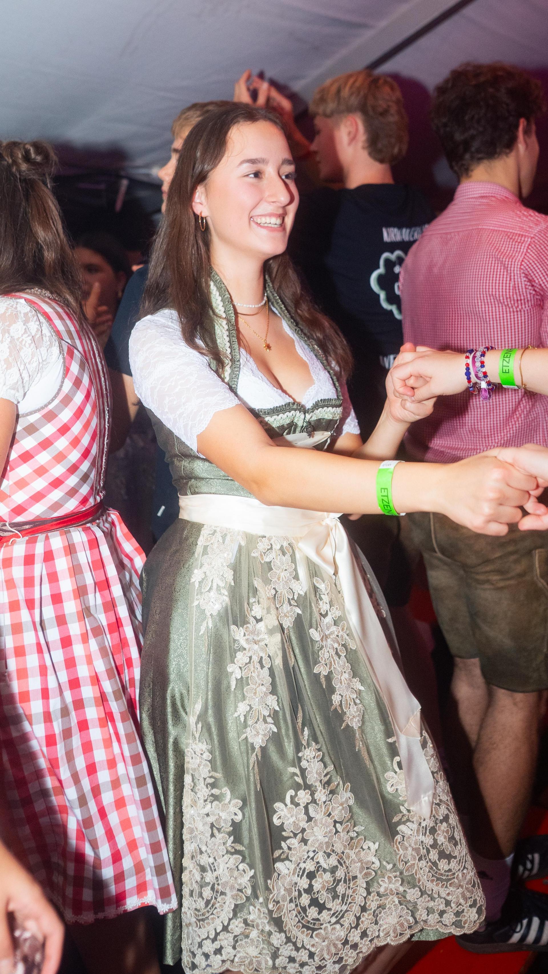 Beim Kirwa-Special der Etzenrichter Kirwa sorgte die Band „RUNDUMADUM” für Stimmung.  (Bild: Hannes Stock)