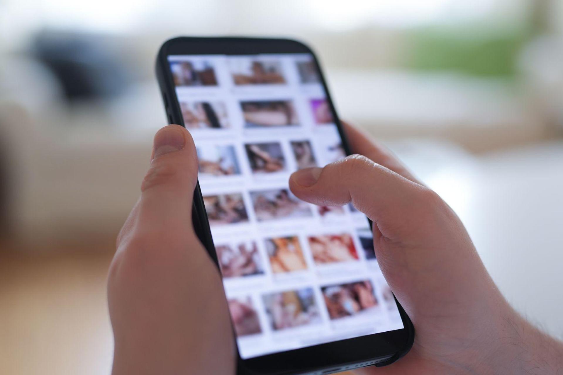 Bei sogenannten Deepfakes wird etwa mit Hilfe von KI ein prominentes Gesicht auf einen nackten Körper montiert.  (Symbolbild: Marcus Brandt/dpa)