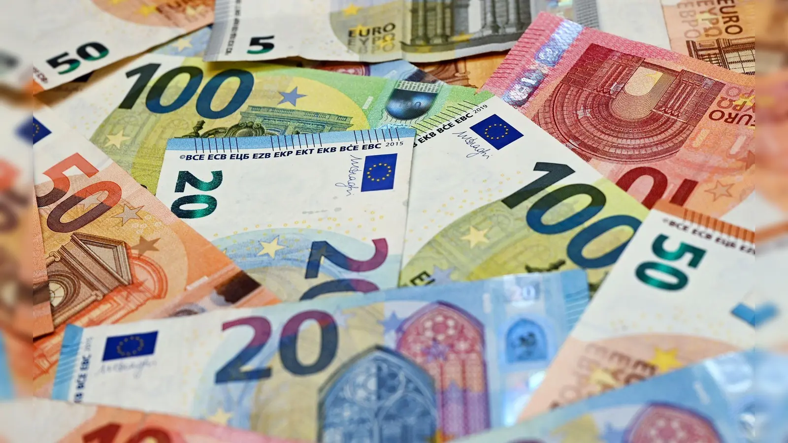 Jeweils 10.000 Euro gehen nach Amberg, Grafenwöhr und Sulzbach-Rosenberg. (Symbolbild: Patrick Pleul/dpa-Zentralbild/dpa/Illustration)