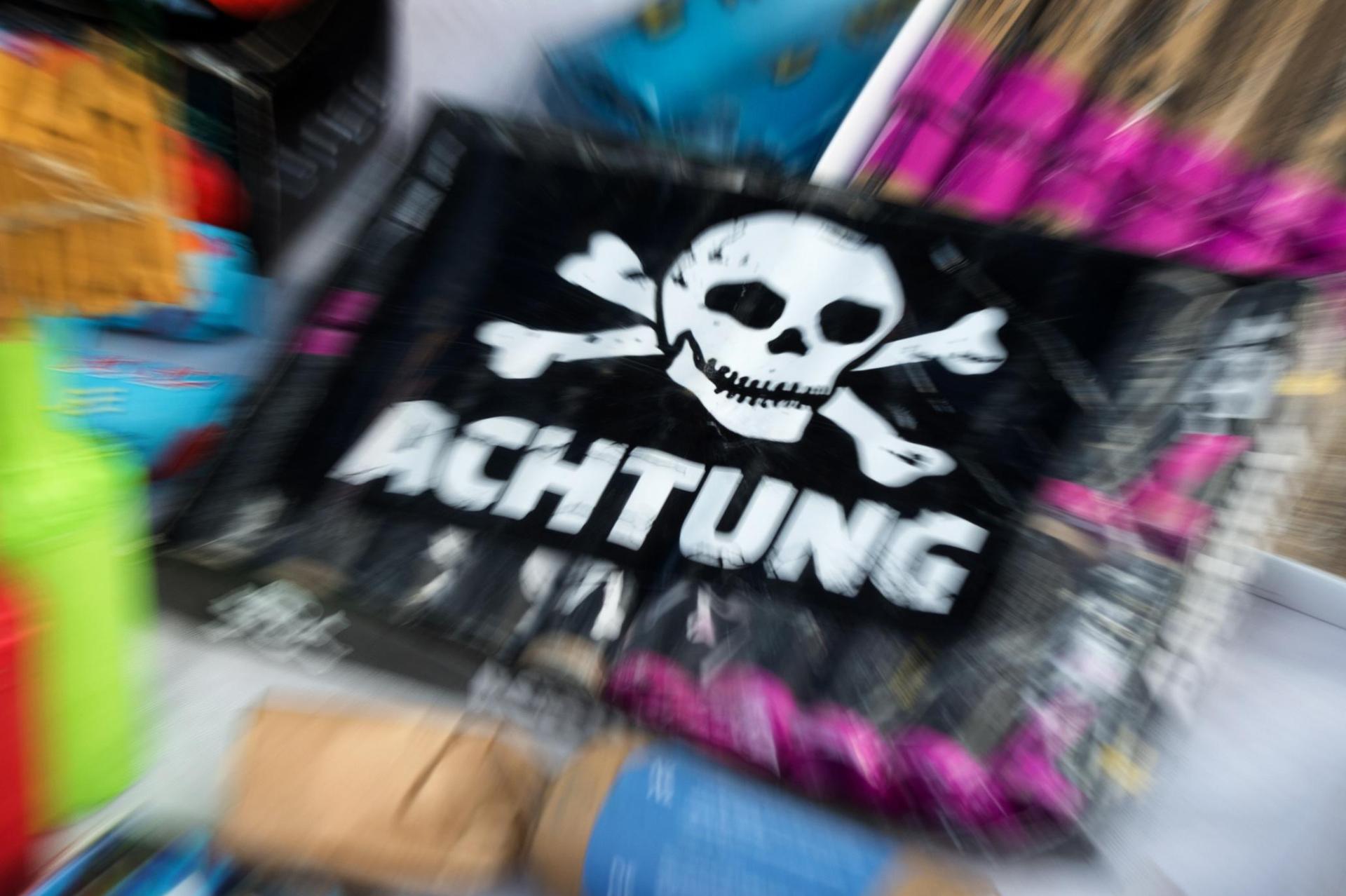 Die Grenzpolizei Waidhaus fand eine Feuerwerksbatterie ohne CE-Zertifizierung. (Symbolbild: Arno Burgi /dpa)