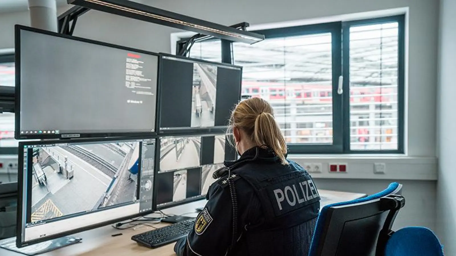 Bei der Suche nach einem Unbekannten, der im Zug eine 14-Jährige sexuell belästigt haben soll, werten die Ermittler auch Videoauzeichnungen aus. (Bild: Symbolfoto Bundespolizei/exb)