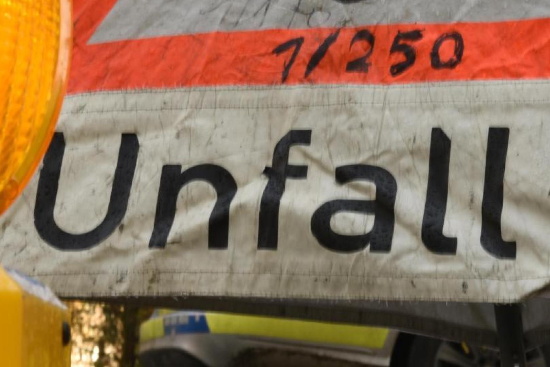 Unfall auf der A 93 bei Falkenberg: Am Montag krachte ein Lastwagen in einen Warnanhänger der Feuerwehr. (Symbolbild: Patrick Seeger)