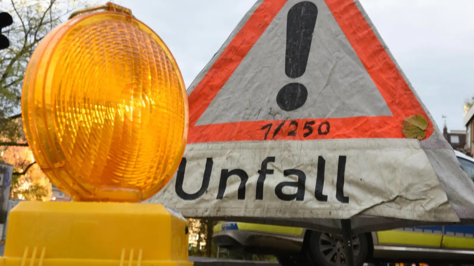 Unfall auf der A 93 bei Falkenberg: Am Montag krachte ein Lastwagen in einen Warnanhänger der Feuerwehr. (Symbolbild: Patrick Seeger)