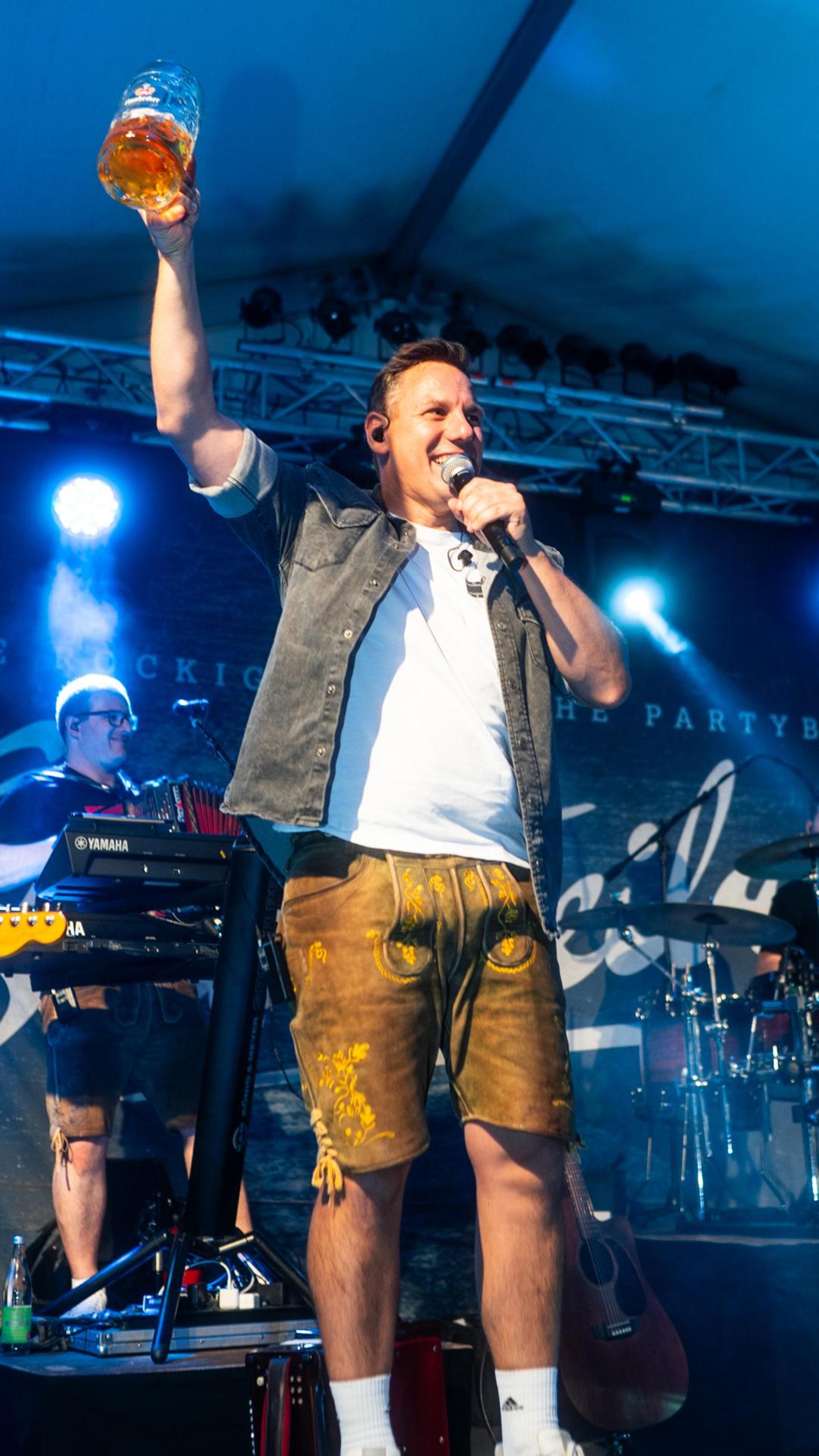 Die Quertreiber rocken am Samstagabend das Festzelt bei der Kirwa in Wernberg.  (Bild: Hannes Stock)