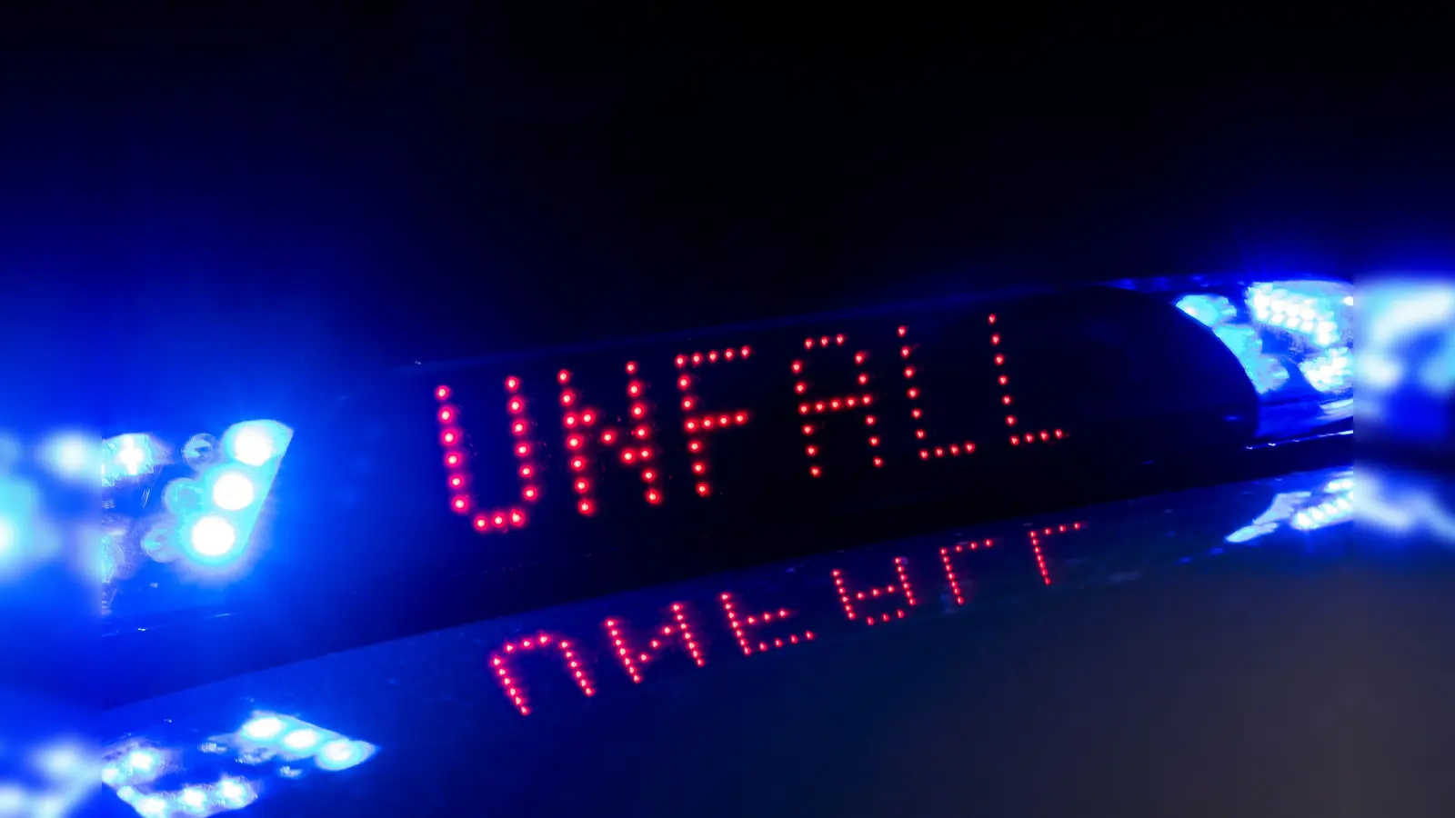 Ein schwerer Verkehrsunfall ereignete sich bei Latsch, als eine 23-Jährige mit ihrem Auto von der Straße abkam und gegen einen Baum prallte. Die Feuerwehr musste die Frau aus dem Wrack befreien. (Symbolbild: Monika Skolimowska/dpa)