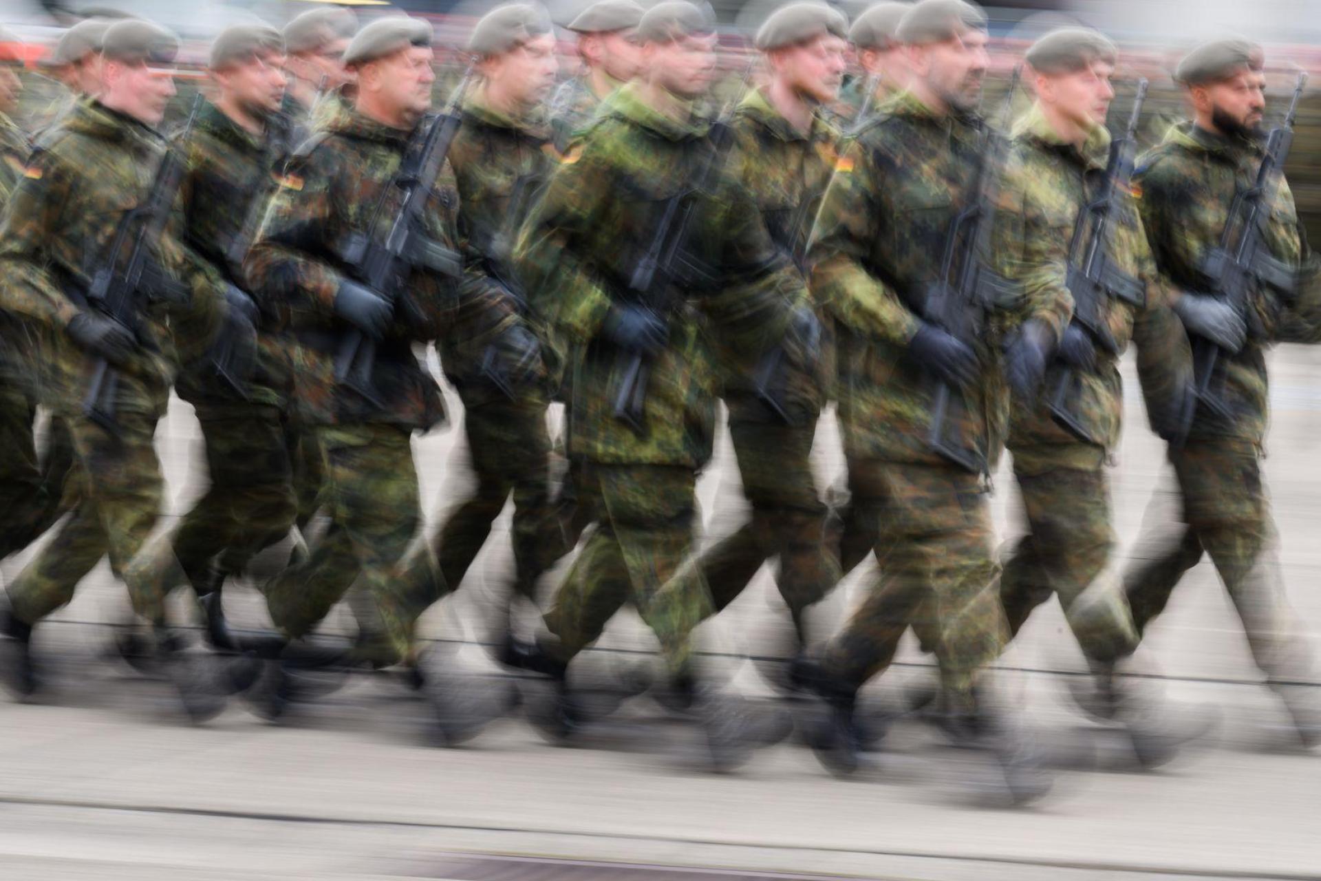 Rund 200.000 junge Leute sind schon aufgefordert worden, den Fragebogen zum Wehrdienst auszufüllen. (Archivfoto) (Bild: Julian Stratenschulte/dpa)
