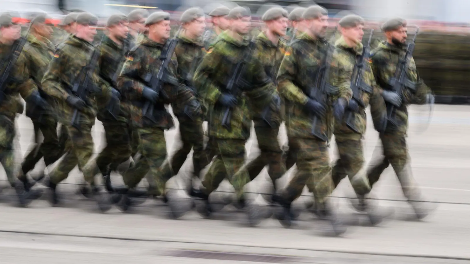 Rund 200.000 junge Leute sind schon aufgefordert worden, den Fragebogen zum Wehrdienst auszufüllen. (Archivfoto) (Bild: Julian Stratenschulte/dpa)
