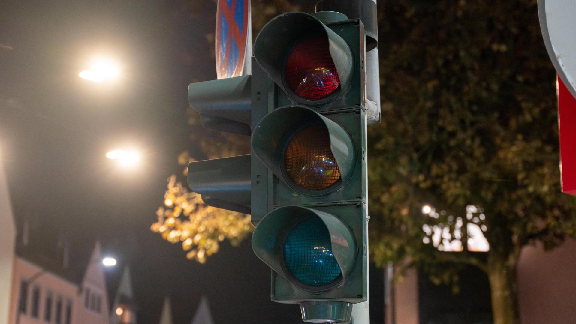 Die Stadt Weiden beginnt am 7. April mit der Modernisierung der Ampel an der Kreuzung Dr.-Kilian-Straße/Mooslohstraße. (Symbolbild: Marina Gube)