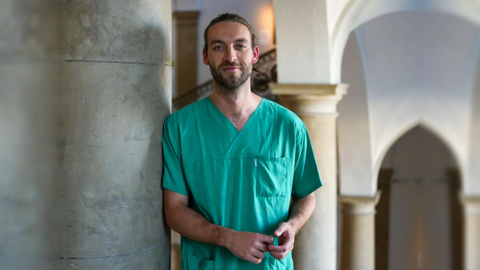 Jasper Iske will mit seinen Videos falsche Versprechen von Influencern entlarven. (Bild: Soeren Stache/dpa)