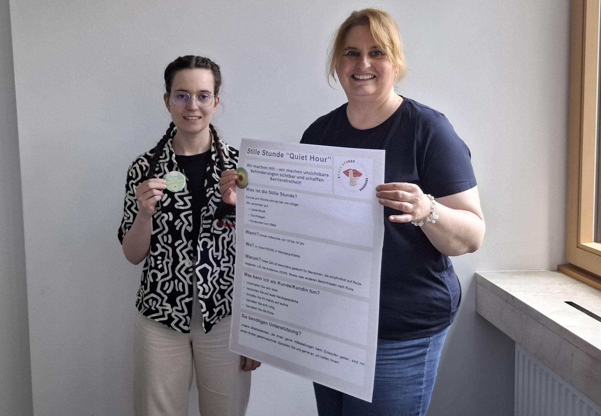 Lisa-Marie und Christina Schöpf (rechts) wollen mit ihrem Projekt „Quiet Hour” Menschen mit unsichtbarer Behinderung barrierefreies Einkaufen in Wernberg ermöglichen. (Bild: Eva Kreuzer)