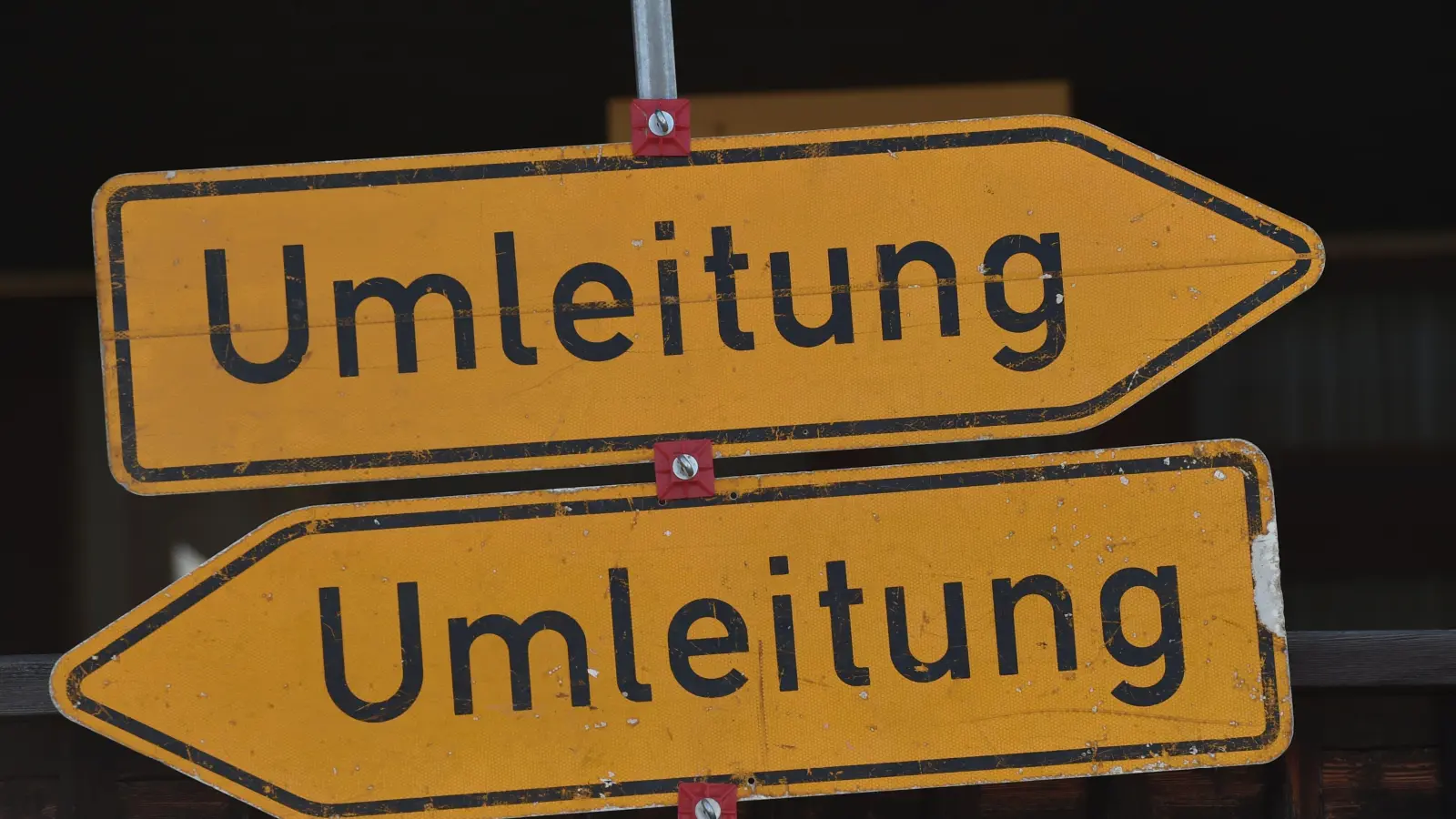 Seit Mittwoch, 15. Mai, ist die Staatsstraße zwischen Floß und Ellenbach wegen Straßenausbaus gesperrt. Der Verkehr wird umgeleitet. (Symbolbild: Angelika Warmuth /dpa)