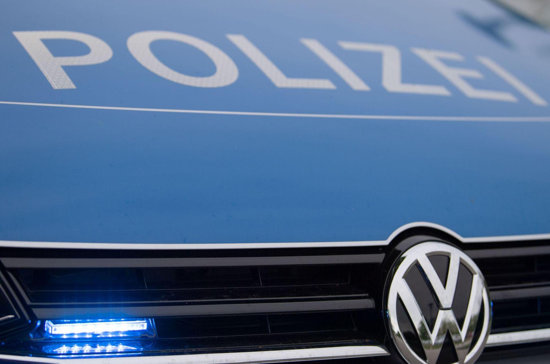 Unfallflucht in Grafenwöhr: Unbekannter rammt Netto-Schild und flüchtet. Die Polizei sucht Zeugen. (Symbolbild: Lino Mirgeler/dpa)