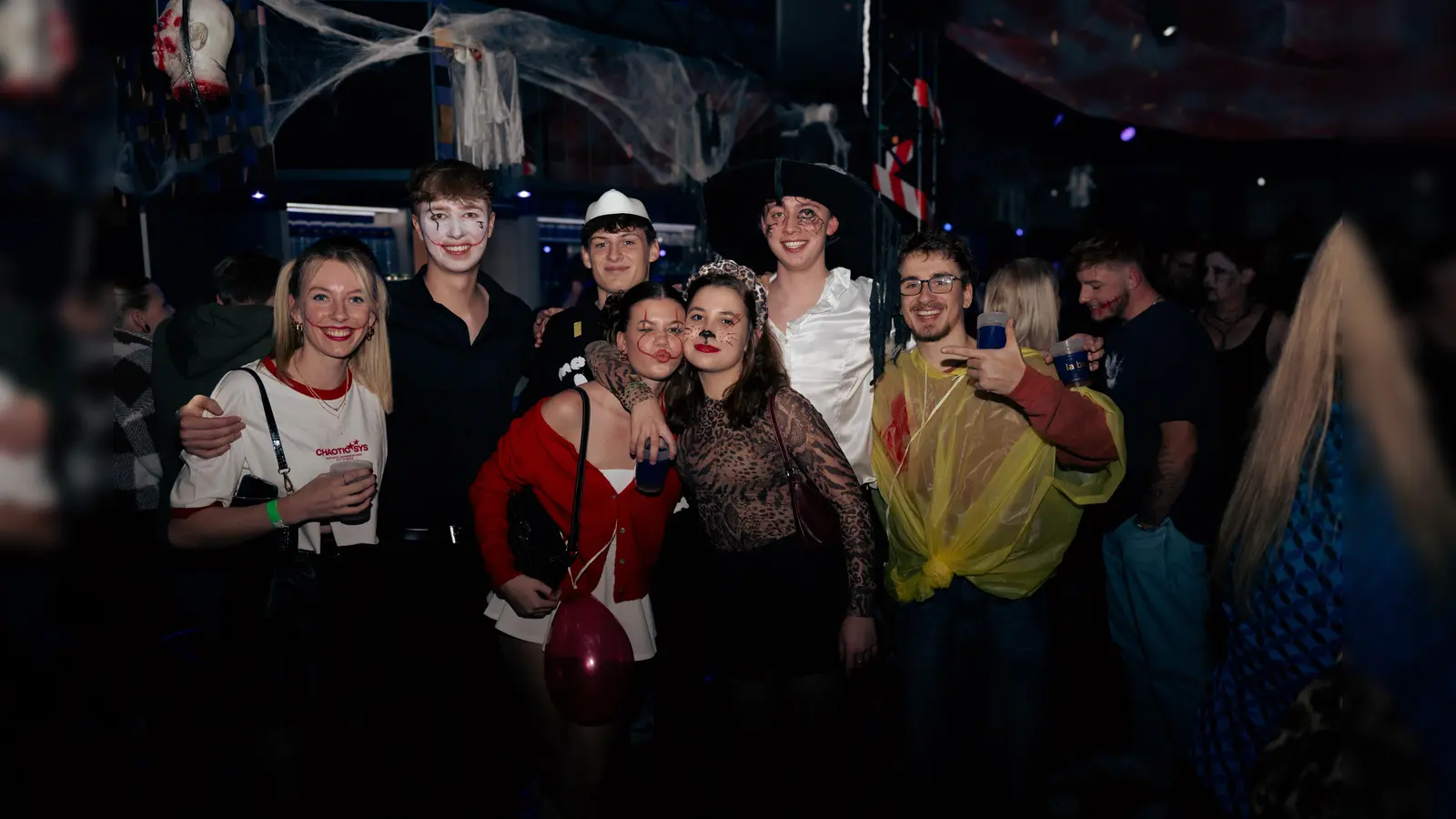 Im Labelle in Waidhaus waren am Freitag die Zombies, Teufel und Geister unterwegs und gaben zur Musik von DJ Michael B. zusammen Vollgas. (Bild: Timo Kraus)