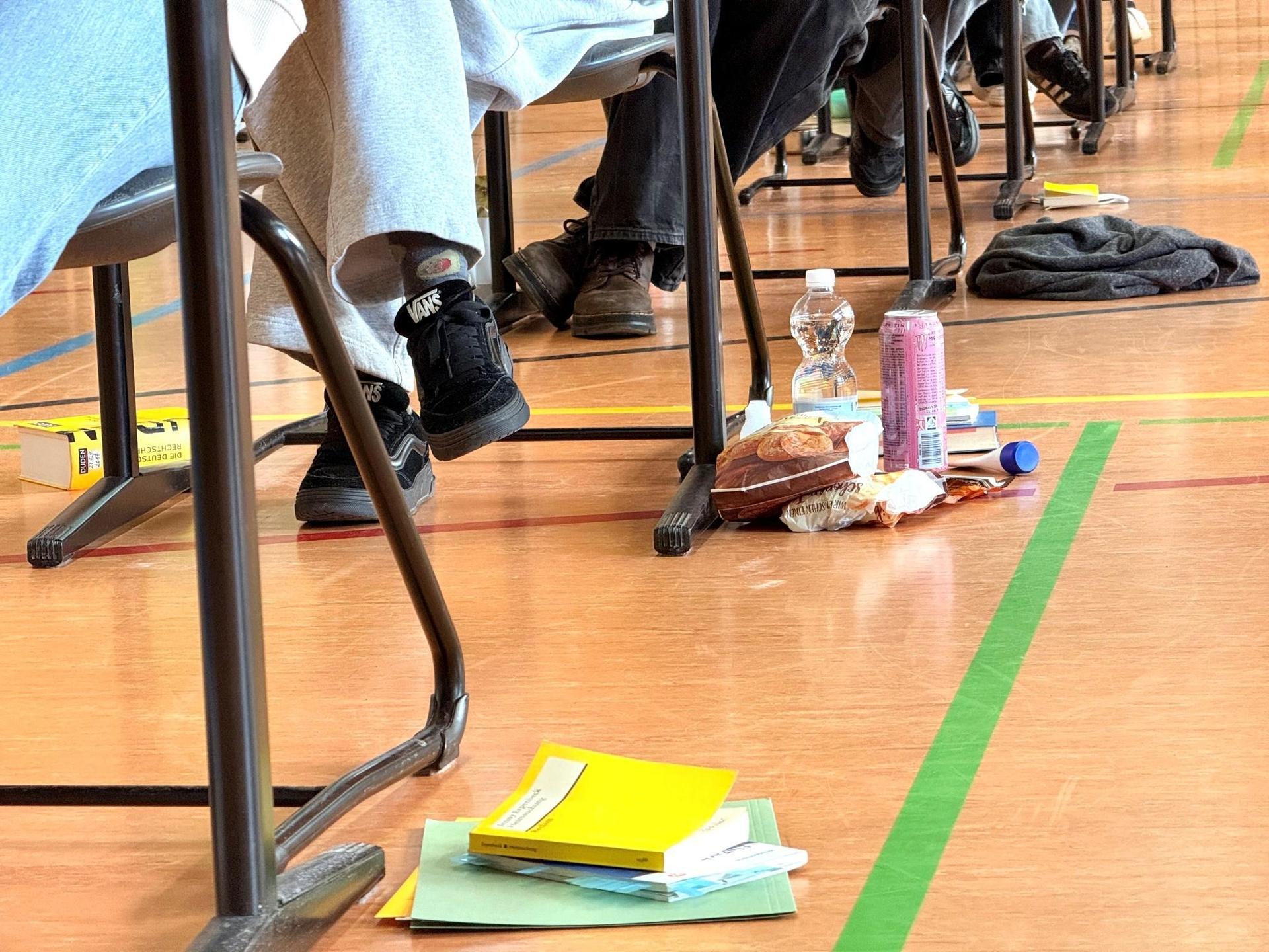 Pflichtlektüre, Snacks und Getränke: Mit dieser Grundausstattung starteten die Weidener Abiturient*innen in die Deutschprüfung. (Bild: Gabi Schönberger)