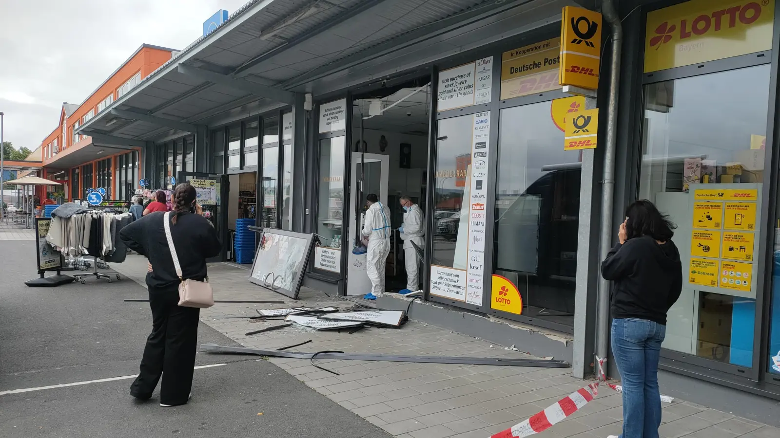 Nach dem Raubüberfall untersucht die Spurensicherung den Tatort in Pressath.  (Bild: Lisa Sebald)