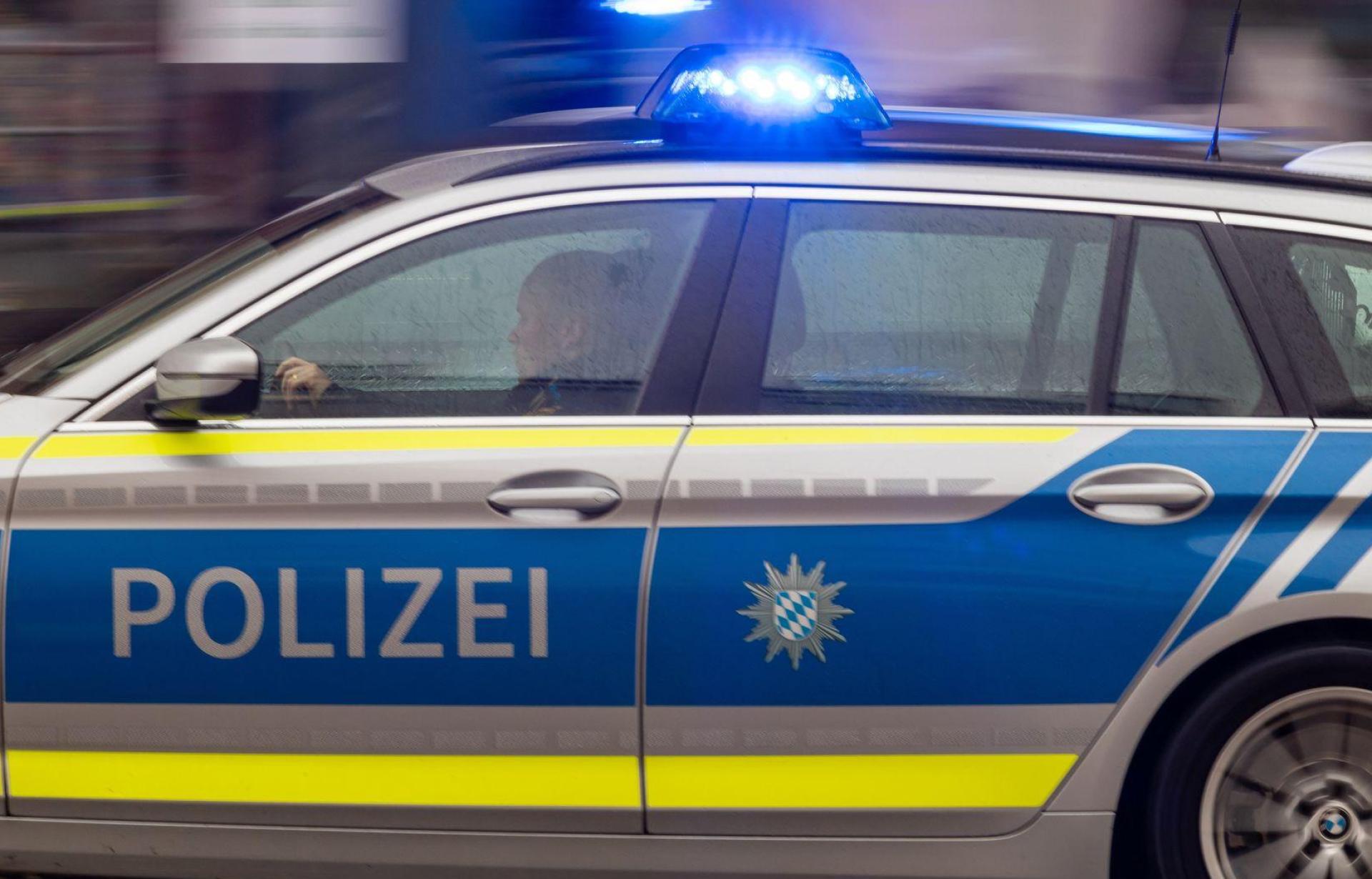 Die Polizei bat Autofahrerinnen und Autofahrer, den Bereich zu meiden und weiträumig zu umfahren. (Symbolbild) (Bild: Peter Kneffel/dpa)