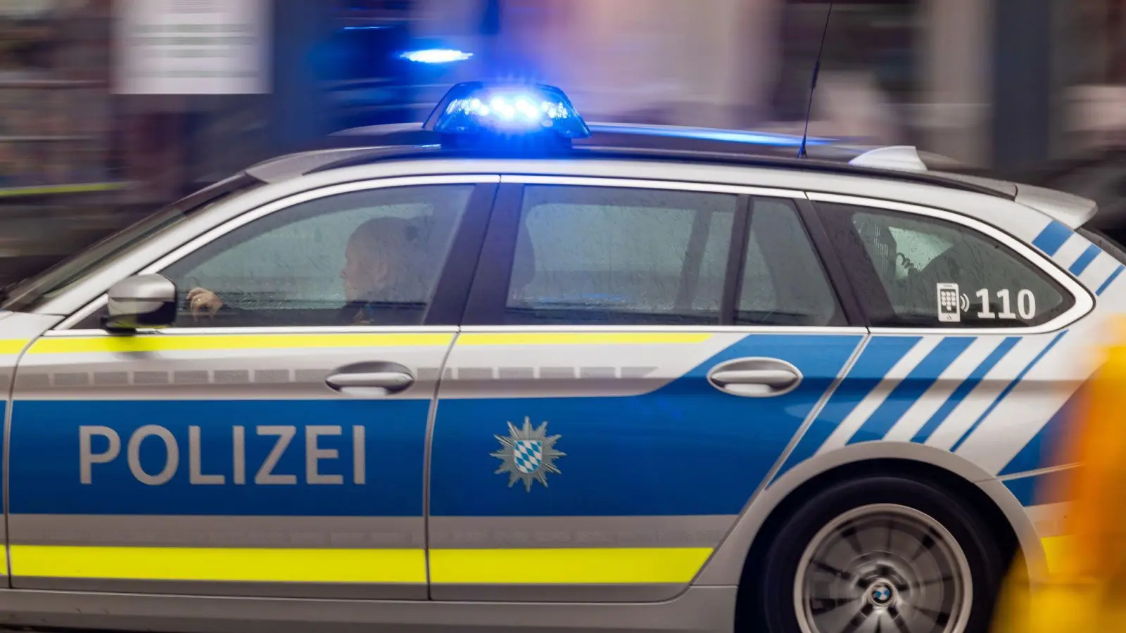 Die Polizei bat Autofahrerinnen und Autofahrer, den Bereich zu meiden und weiträumig zu umfahren. (Symbolbild) (Bild: Peter Kneffel/dpa)