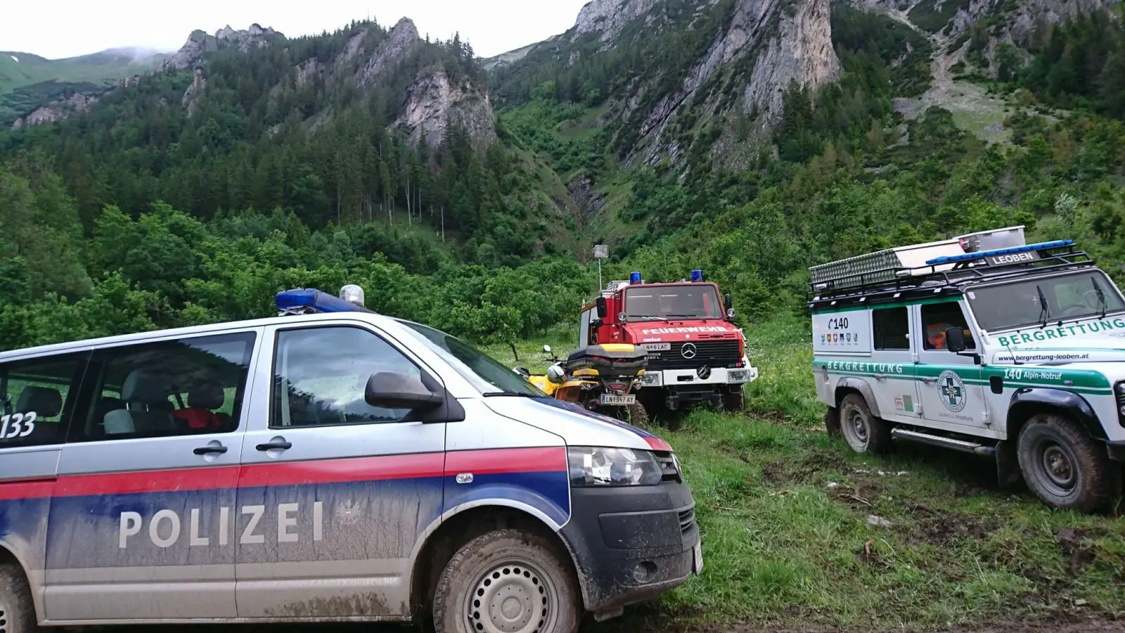 Rund 80 Meter ist ein Wanderer aus Bayern in den österreichischen Alpen abgestürzt - mit tödlichen Folgen. (Symbolbild) (Bild: Roland Theny/Filmteam-Austria/apa/dpa)