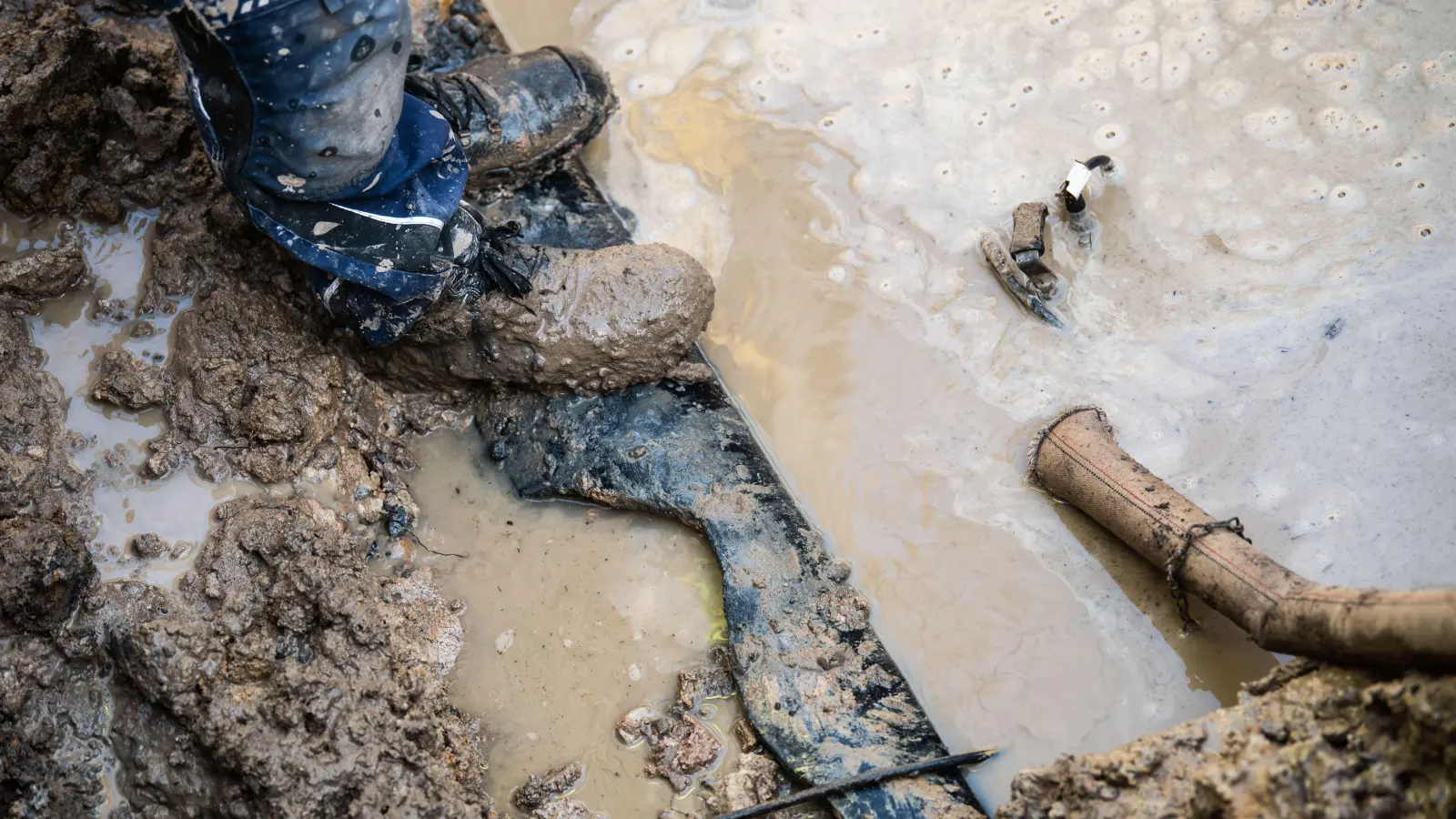 Wegen eines Wasserrohbruchs ist eine Straße in Neustadt/WN gesperrt.<br> (Symbolbild: Nicolas Armer/dpa)