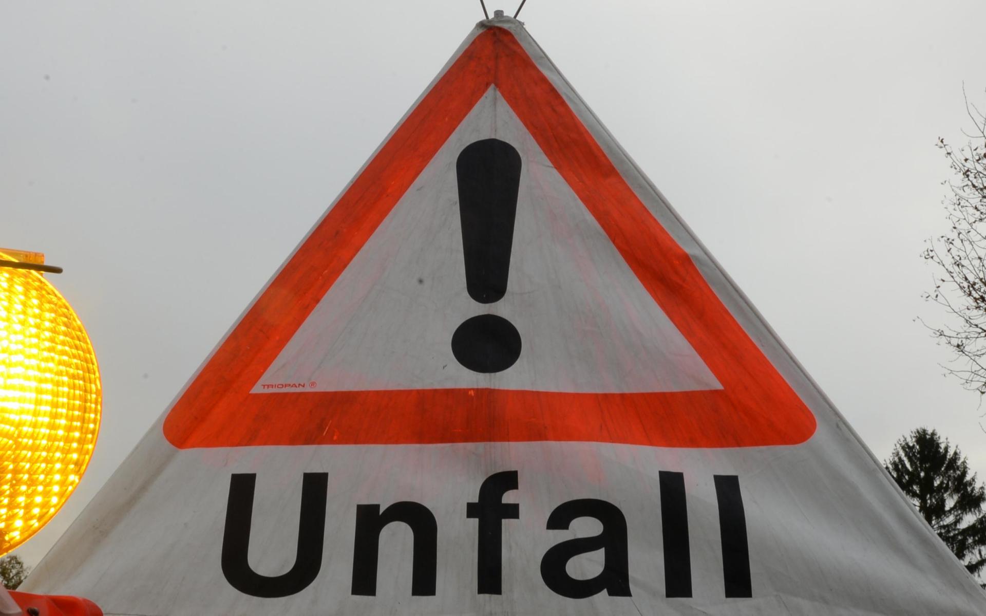 Auf der A93 bei Nabburg waren nach einem Unfall am morgen die Fahrbahnen in Richtung Regensburg blockiert.  (Symbolbild: Patrick Seeger/dpa)