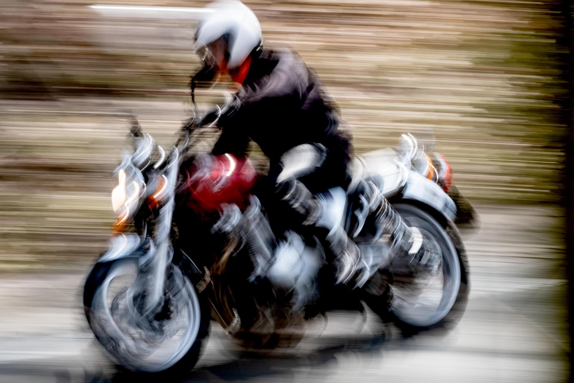 Die Polizei weist darauf hin, dass es zu Saisonbeginn erfahrungsgemäß häufiger zu Verkehrsunfällen mit Beteiligung von Motorrädern kommt.  (Symbolbild: Peter Steffen/dpa)