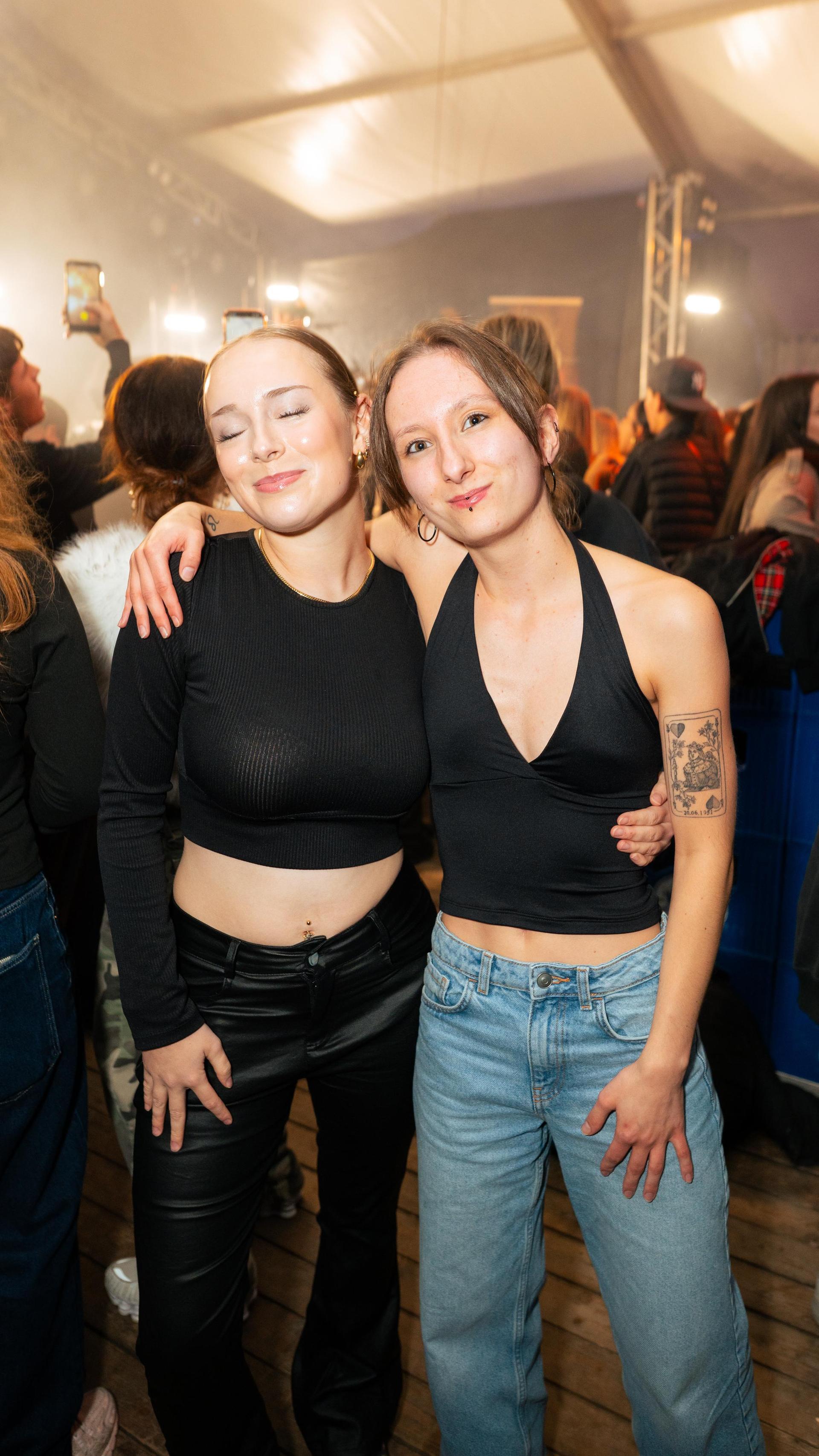 DJ Dollar Bill heizt das Festzelt ein. (Bild: Hannes Stock)