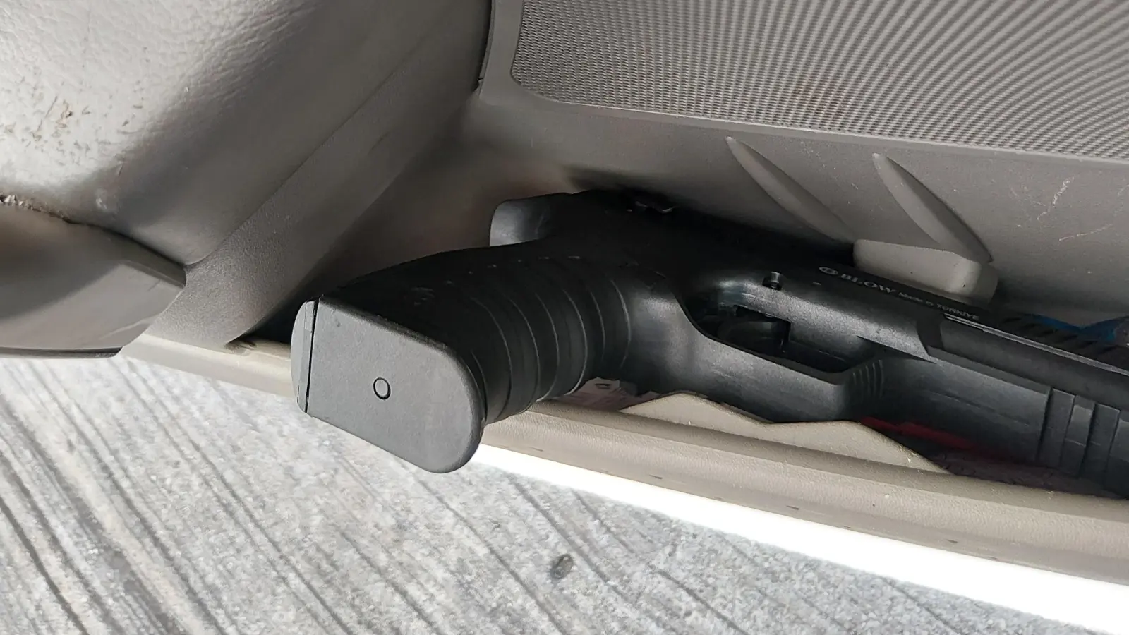 Griffbereit in der Fahrertür und geladen: Die Bundespolizei Waidhaus entdeckte bei einer Kontrolle auf der A6 einen Schreckschusspistole, die ein 42-Jähriger dabei hatte. (Bild: Bundespolizei)