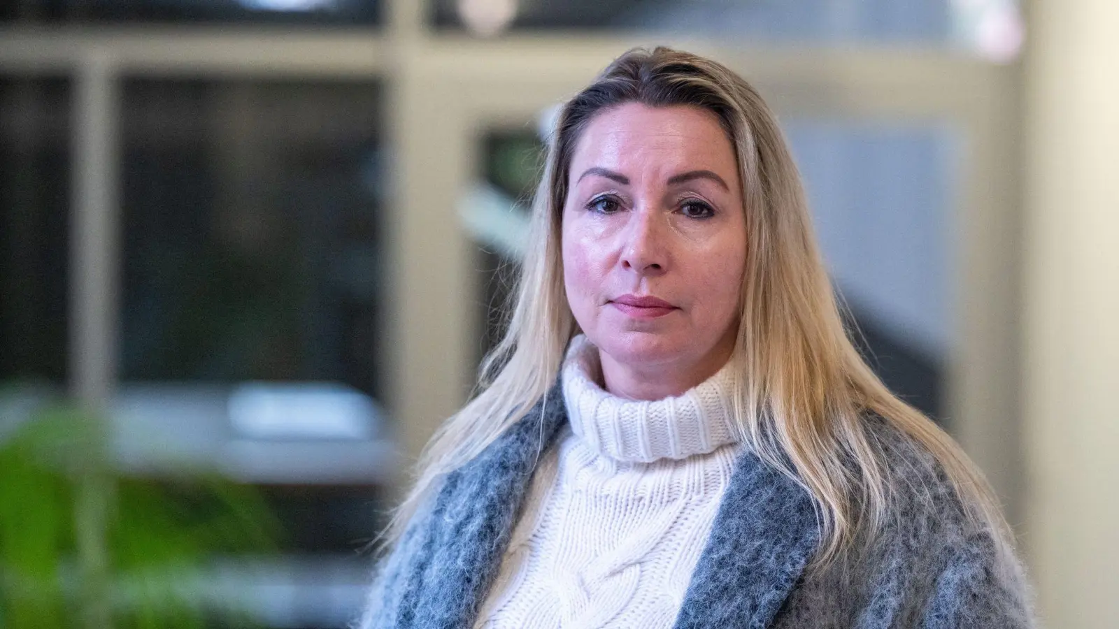 Zeugin im Champagner-Prozess: Nicole Bock trank im Februar 2022 ahnungslos aus einem Champagner-Glas, in dem sich die Droge MDMA befand. Sie schwebte danach in Lebensgefahr und kämpft bis heute mit den körperlichen und psychischen Folgen.  (Bild: Armin Weigel/dpa)