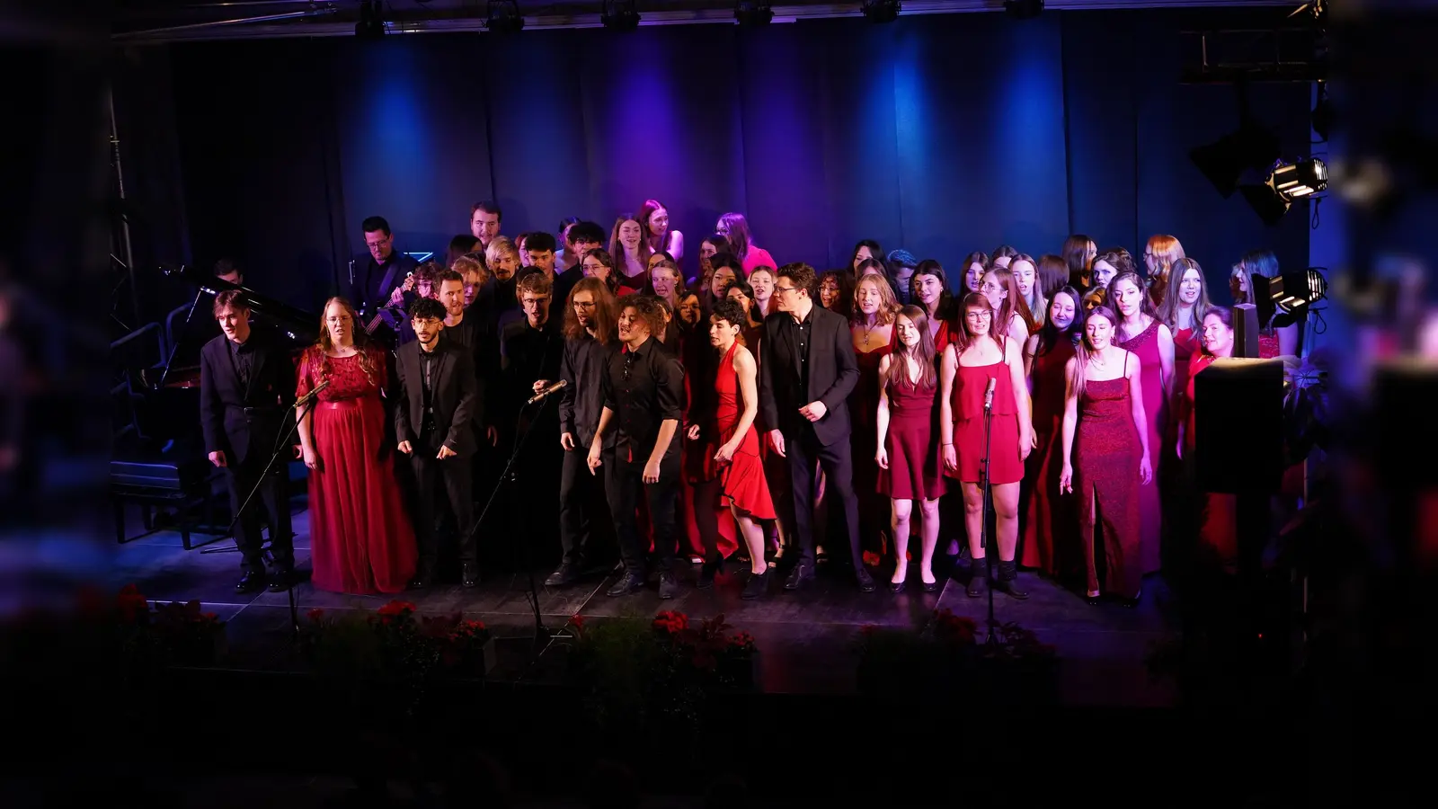 Unter dem Motto „Man in Black, Lady in Red - Through all eras of music“ hat die FOS/BOS Weiden zum Konzert in die Aula der Schule geladen. (Bild: Winkler)