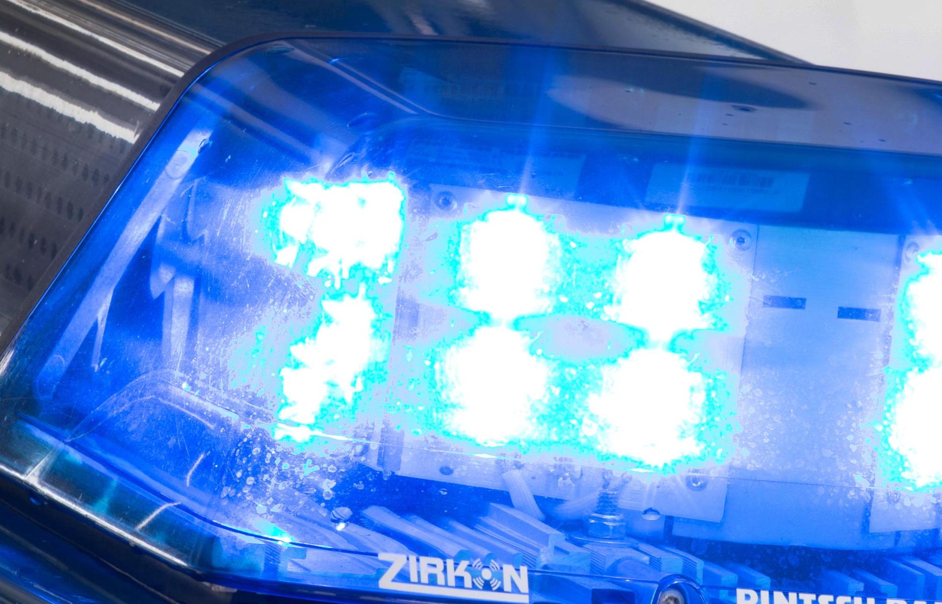 Die Polizei Vohenstrauß sucht den Täter, der in Eslarn die Heckscheibe eines VW Golf eingeschlagen hat. (Symbolbild: Friso Gentsch, dpa)