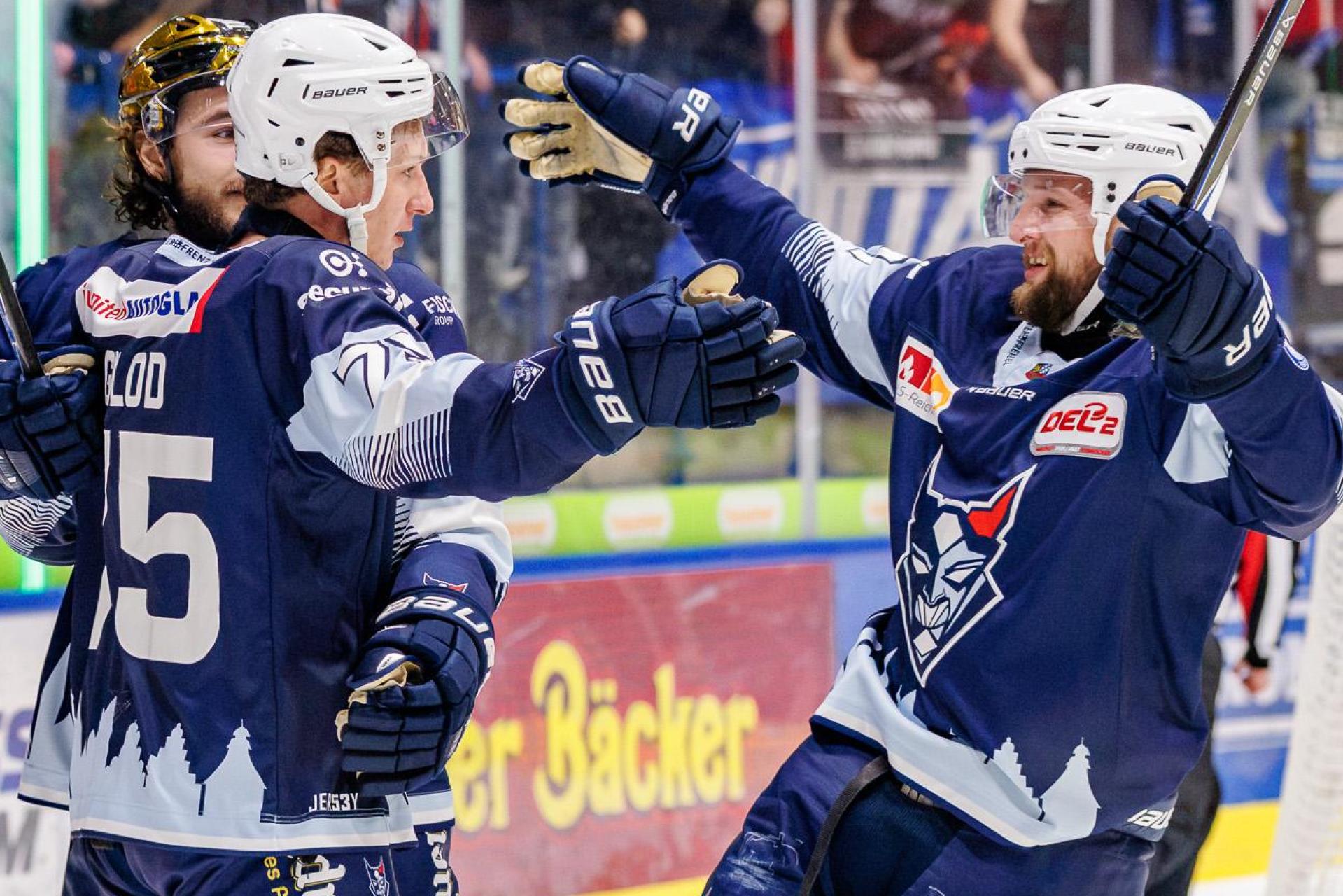 Michael Regush (rechts) und Brayden Tracey (links) bejubeln mit dem Torschützen Maxim Golod das 1:0 für die Blue Devils Weiden beim Heimspiel gegen den EV Landshut.  (Bild: Werner Moller)