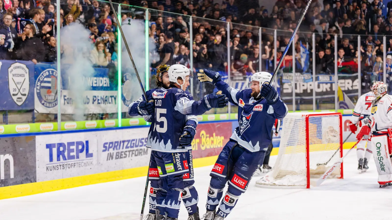 Michael Regush (rechts) und Brayden Tracey (links) bejubeln mit dem Torschützen Maxim Golod das 1:0 für die Blue Devils Weiden beim Heimspiel gegen den EV Landshut.  (Bild: Werner Moller)
