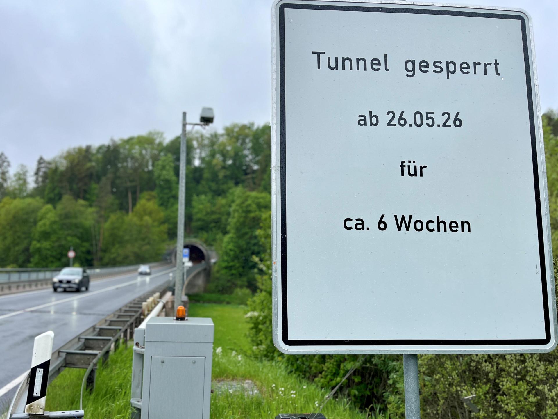 Schilder weisen auf die bevorstehende Sperrung des Mühlbergtunnels hin. (Bild: Gabi Schönberger)