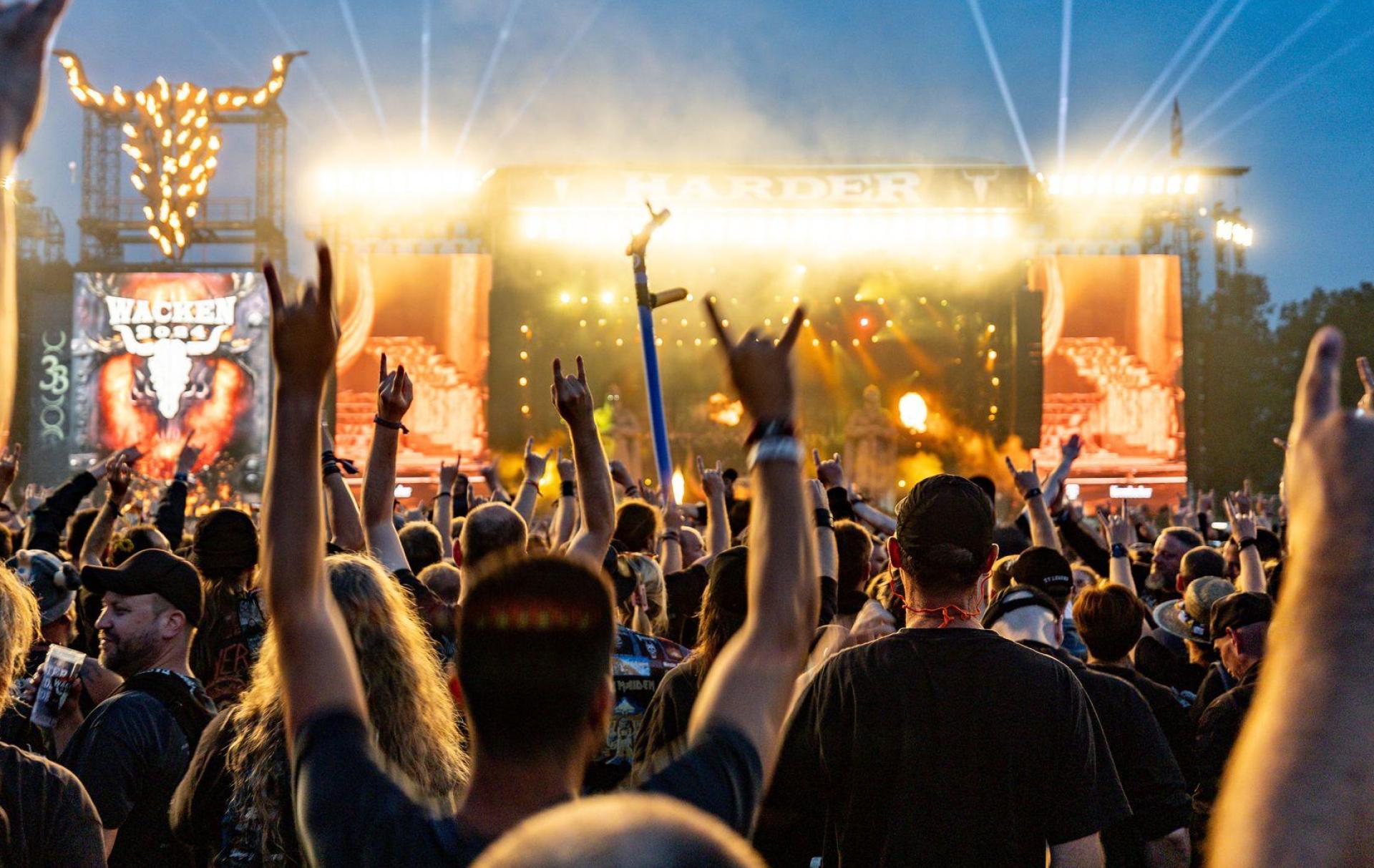  In diesem Jahr ändert sich beim Wacken Open Air nicht nur die Bechergröße, es sinkt auch der Bierpreis.  (Bild: Axel Heimken/dpa)