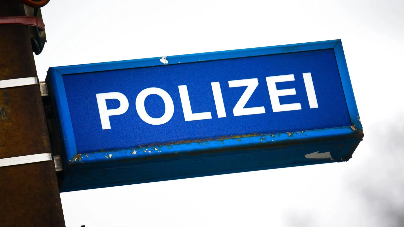 Die Kriminalpolizei bittet um Zeugenhinweise zu einem Raubüberfall in der Regensburger Innenstadt. Unbekannte bedrohen einen 20-Jährigen mit einem Messer und fliehen mit einer Beute im hohen dreistelligen Bereich. (Symbolbild: Sina Schuldt/dpa)