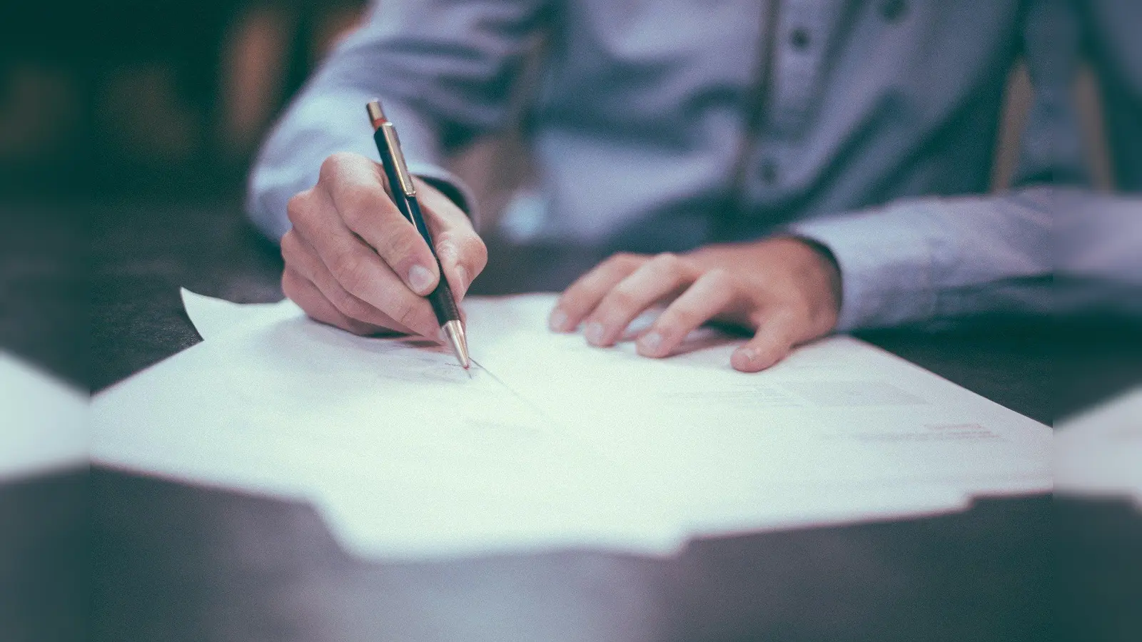 Endlich: Da ist der Ausbildungsvertrag. Er regelt eure Rechte und Pflichten als Azubi ebenso wie die Rechte und Pflichten eures Ausbildungsbetriebs.  (Bild: exb/Free Fotos/Pixabay)