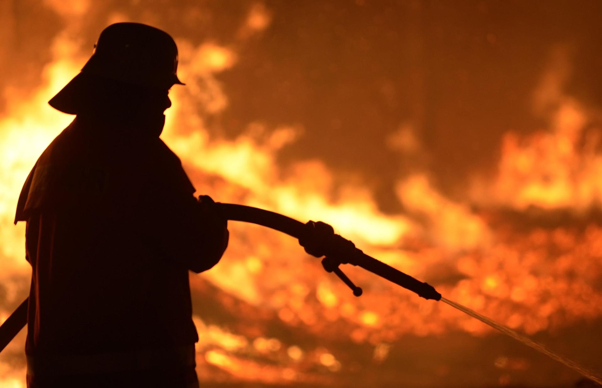 Die Maschinenhalle eines landwirtschaftlichen Anwesens in Oberpfreimd ist am Donnerstagmorgen in Vollbrand geraten. (Symbolbild: Dominique Leppin/dpa)