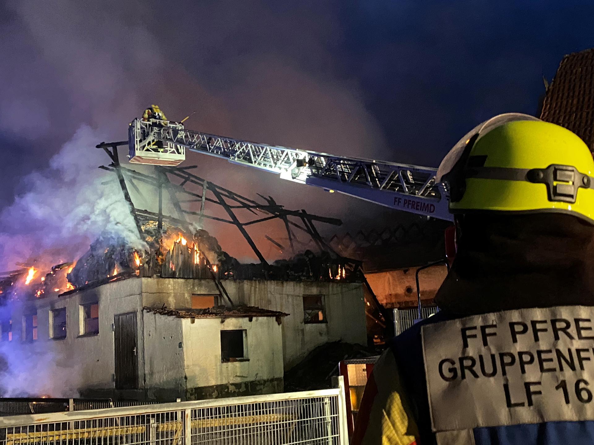 Der Schaden beim Großbrand in Wiesensüß wird auf einen mittleren sechsstelligen Bereich geschätzt.  (Bild: Völkl)